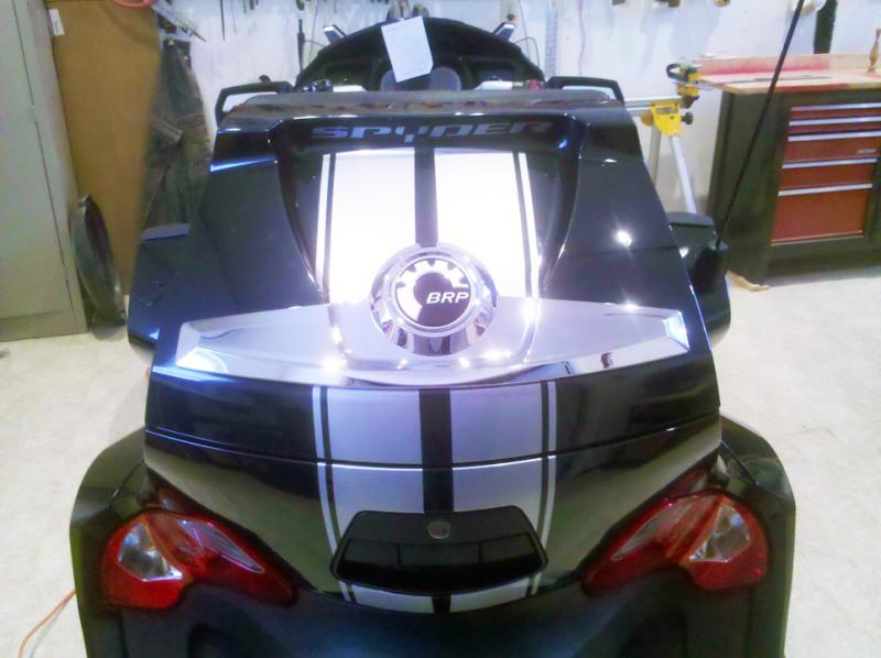 Rear bags with Spyder text in the center top.