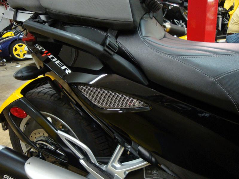 REAR VENT WITH STAINLESS STEEL GRILLE