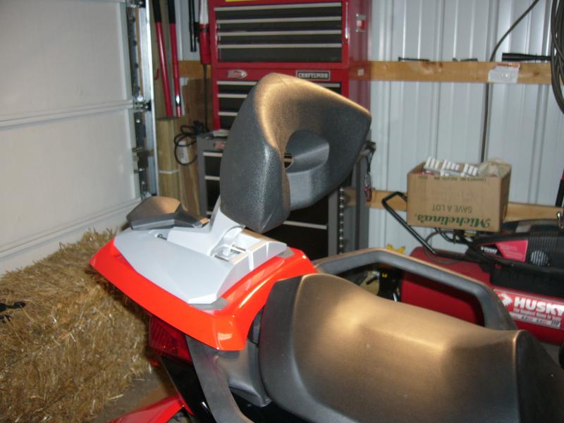 red sport rack with rest