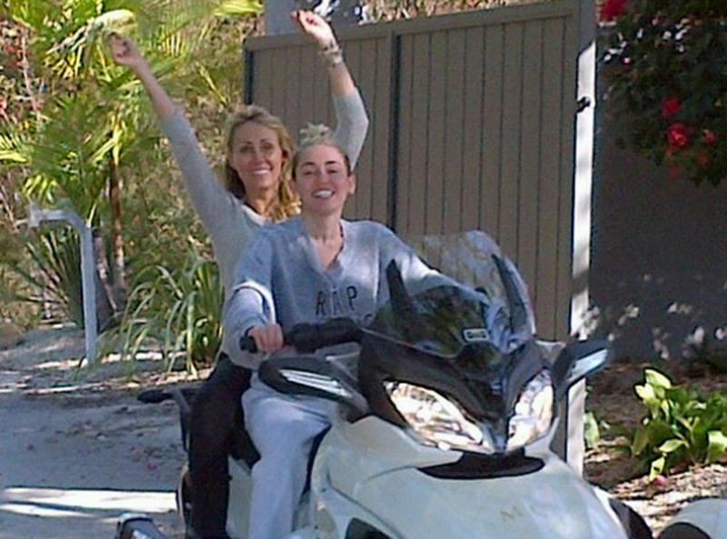 rs 560x415 131125122210 1024 Miley Cyrus Billy Ray Cyrus Tweet Bike DA 112513