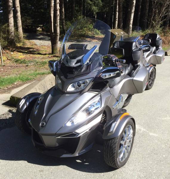 Side air scoops, F4 tall wide vented windscreen, custom dynamics fender / signal lights.