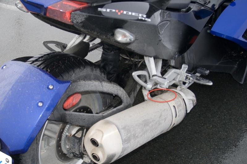 Spyder roadsalt 8 - Road salt from winter riding. The annotated circle shows where gunk is accumulating, on the pipe, mostly just in from of the brack