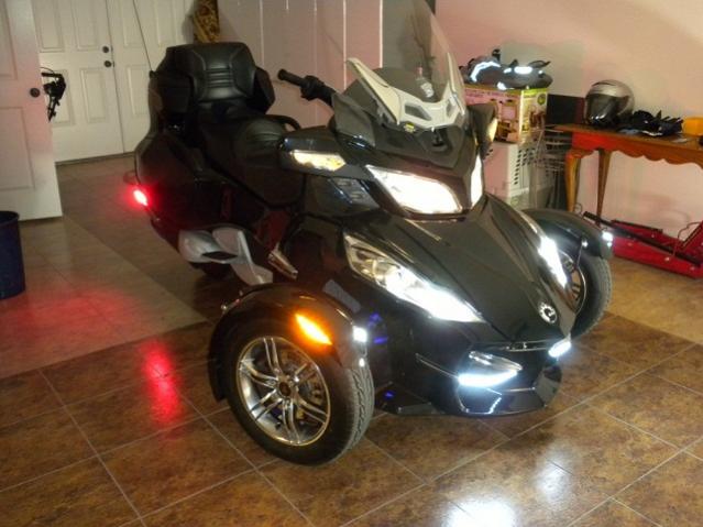 SpyderLights=A 11 27 10
Side view in my garage area for Spydee. All of the lighting mod descriptions are in the head-on shot (the dark one). Here you 