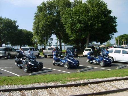 Tavares Fl at air water park 6/19/10
Anne(L) Carol(M) Gary(R)
Short Ride after first meeting  spyder riders