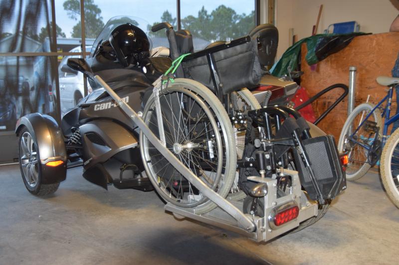The lever on the outboard side is an over-center lock. The forks are cradled together just behind the added light.
