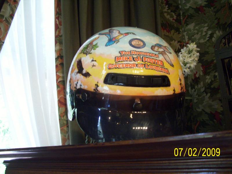 The same artist (can't remember the name) paints motorcycle helmets for the gov.