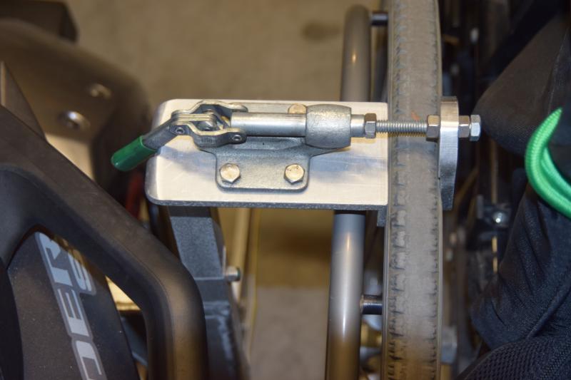 this inboard lock clamps down on the tire