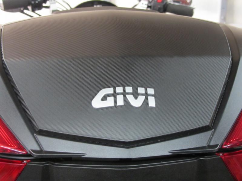 V47CarbonFiberTopcase (800x600)