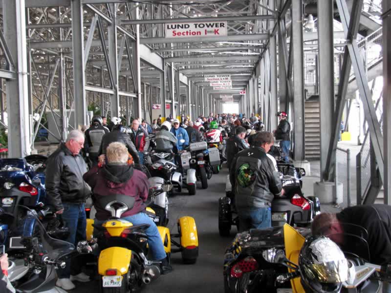 Visiting while waiting to ryde the track