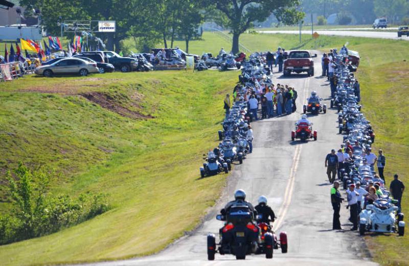 W30 Wed from a distance groups rides lining up